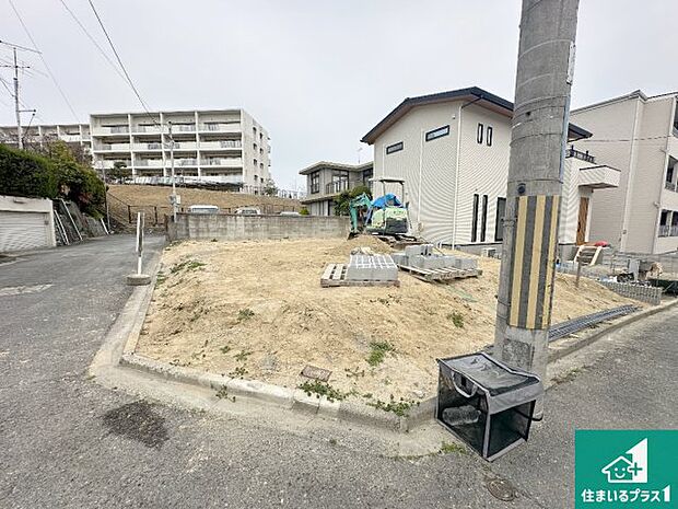 周辺は閑静な住宅街です。前面道路もしっかりと有りますので車の出し入れも安心ですよ！