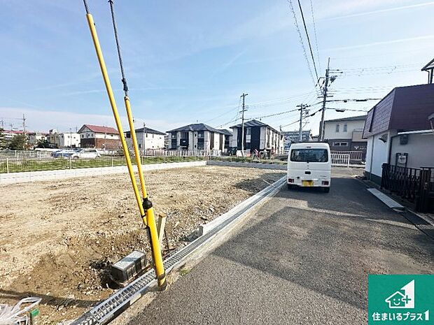 周辺は閑静な住宅街です。前面道路もしっかりと有りますので車の出し入れも安心ですよ！