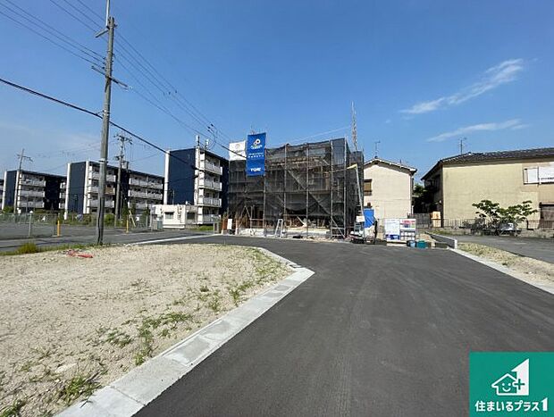 周辺は閑静な住宅街です。前面道路もしっかりと有りますので車の出し入れも安心ですよ！