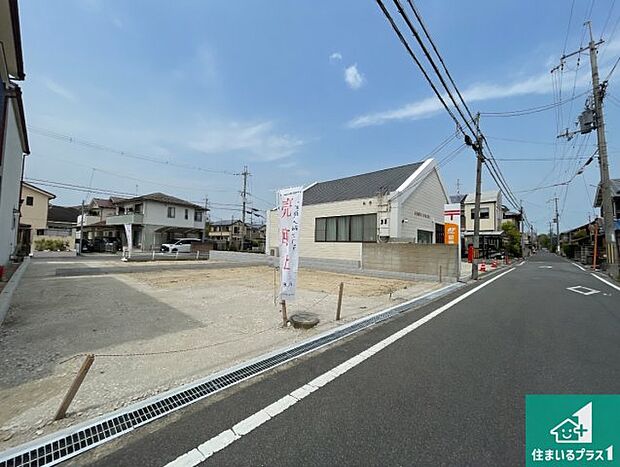 周辺は閑静な住宅街です。前面道路もしっかりと有りますので車の出し入れも安心ですよ！