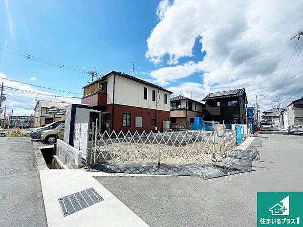 周辺は閑静な住宅街です。前面道路もしっかりと有りますので車の出し入れも安心ですよ！