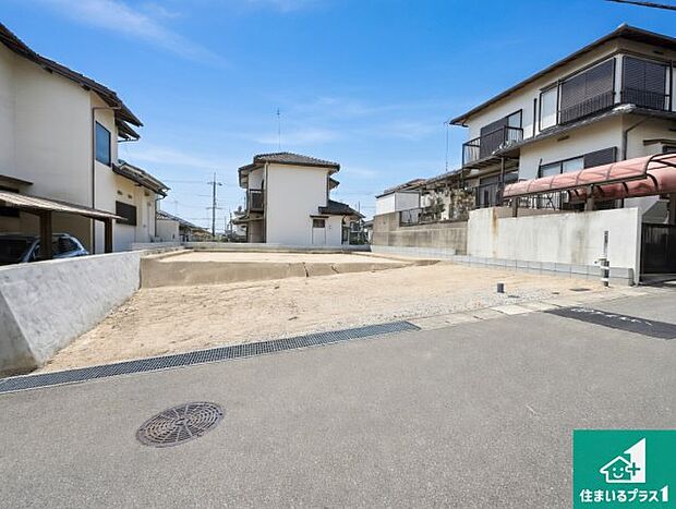 周辺は落ち着いた街並みの住宅地！子育てがしやすい住環境です！まだ未完成ですが、現地でしかわからない事もございます。是非一度ご覧ください。