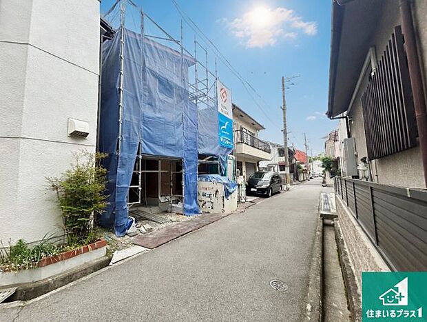 周辺は落ち着いた街並みの住宅地!子育てがしやすい住環境です!まだ未完成ですが、現地でしかわからない事もございます。是非一度ご覧ください。