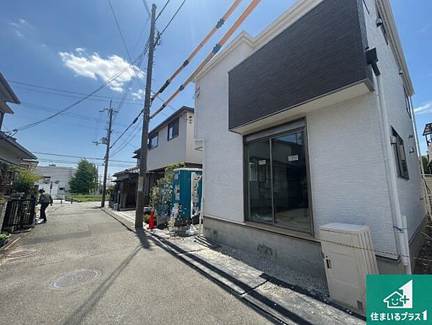 周辺は落ち着いた街並みの住宅地!子育てがしやすい住環境です!まだ未完成ですが、現地でしかわからない事もございます。是非一度ご覧ください。