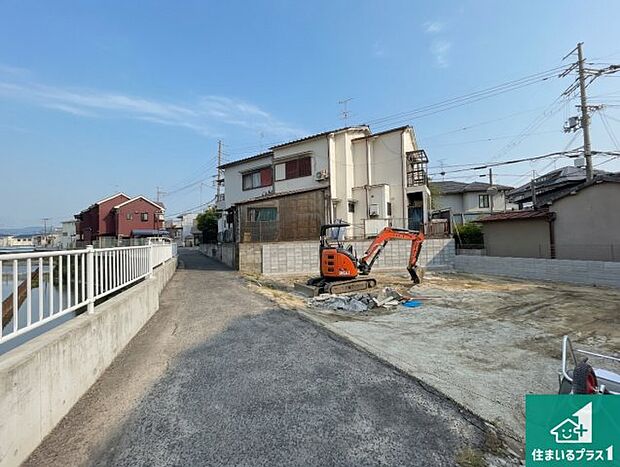 周辺は落ち着いた街並みの住宅地!子育てがしやすい住環境です!まだ未完成ですが、現地でしかわからない事もございます。是非一度ご覧ください。