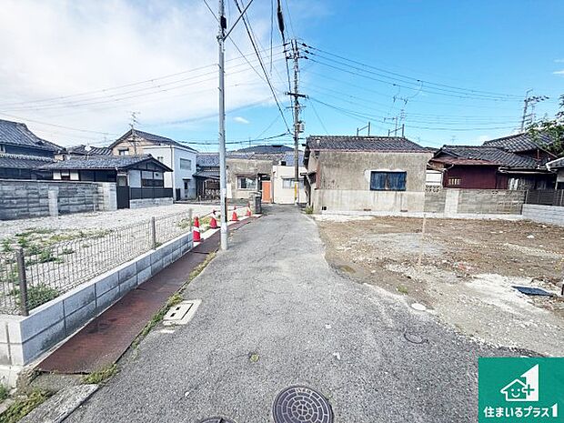 周辺は落ち着いた街並みの住宅地！子育てがしやすい住環境です！まだ未完成ですが、現地でしかわからない事もございます。是非一度ご覧ください。
