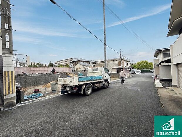 周辺は落ち着いた街並みの住宅地！子育てがしやすい住環境です！まだ未完成ですが、現地でしかわからない事もございます。是非一度ご覧ください。