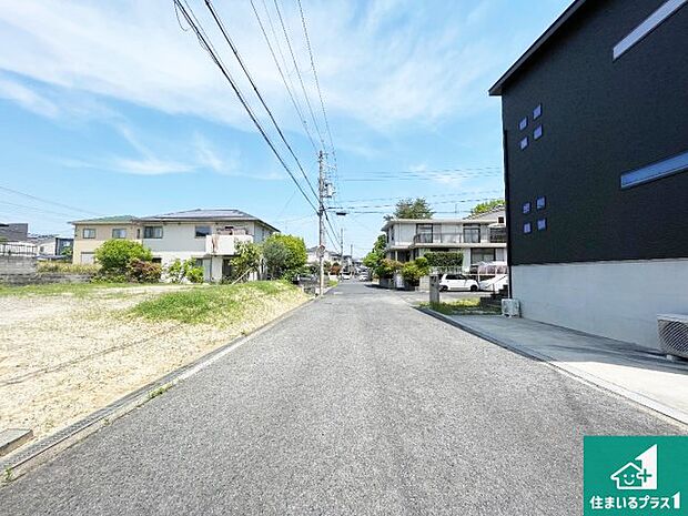 周辺は閑静な住宅街です。前面道路もしっかりと有りますので車の出し入れも安心ですよ！