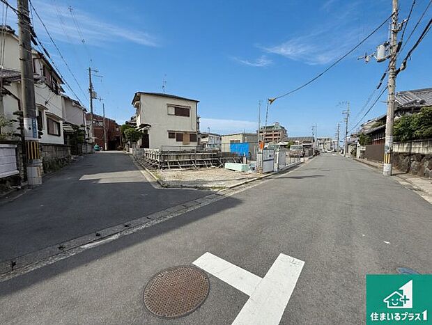 周辺は落ち着いた街並みの住宅地！子育てがしやすい住環境です！まだ未完成ですが、現地でしかわからない事もございます。是非一度ご覧ください。