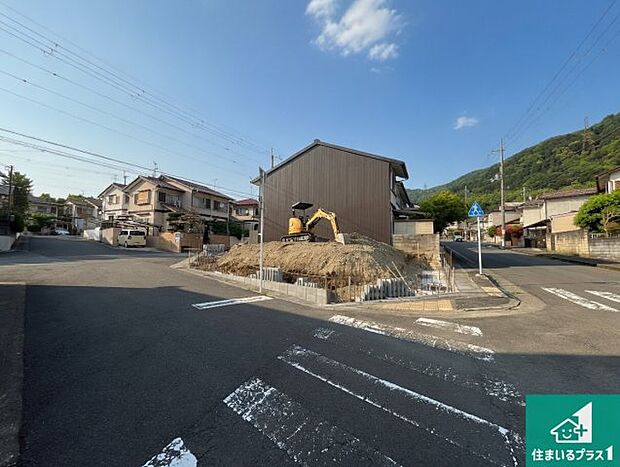 周辺は落ち着いた街並みの住宅地！子育てがしやすい住環境です！まだ未完成ですが、現地でしかわからない事もございます。是非一度ご覧ください。