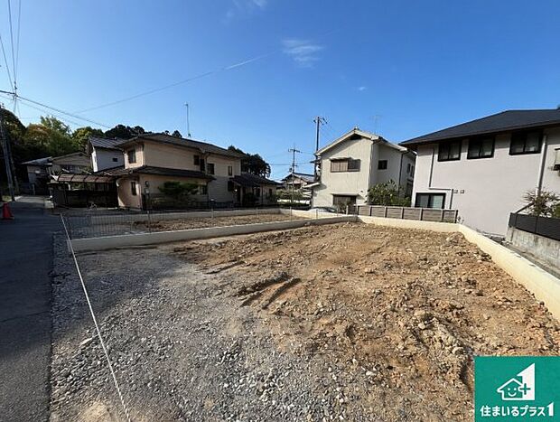 周辺は落ち着いた街並みの住宅地！子育てがしやすい住環境です！まだ未完成ですが、現地でしかわからない事もございます。是非一度ご覧ください。