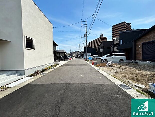 周辺は落ち着いた街並みの住宅地！子育てがしやすい住環境です！まだ未完成ですが、現地でしかわからない事もございます。是非一度ご覧ください。