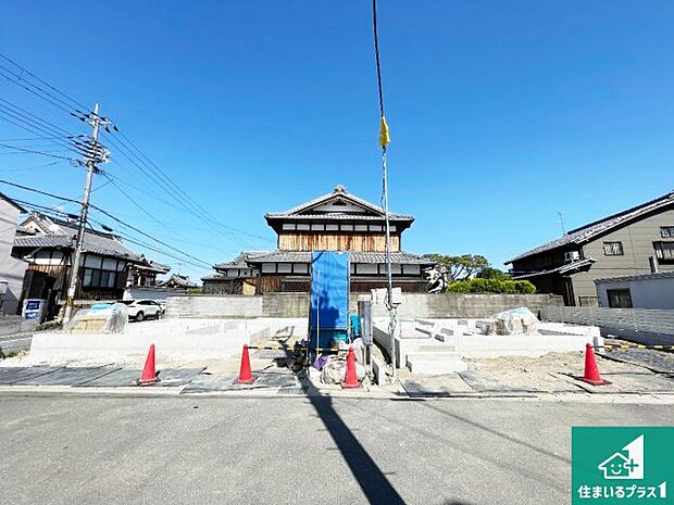 周辺は落ち着いた街並みの住宅地！子育てがしやすい住環境です！まだ未完成ですが、現地でしかわからない事もございます。是非一度ご覧ください。