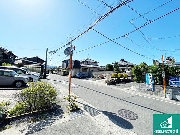 周辺は落ち着いた街並みの住宅地！子育てがしやすい住環境です！まだ未完成ですが、現地でしかわからない事もございます。是非一度ご覧ください。