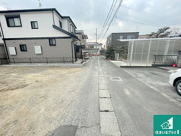 周辺は落ち着いた街並みの住宅地！子育てがしやすい住環境です！まだ未完成ですが、現地でしかわからない事もございます。是非一度ご覧ください。