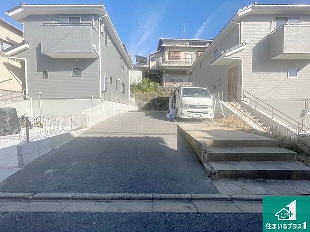 周辺は落ち着いた街並みの住宅地！子育てがしやすい住環境です！まだ未完成ですが、現地でしかわからない事もございます。是非一度ご覧ください。