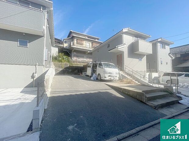 周辺は落ち着いた街並みの住宅地！子育てがしやすい住環境です！まだ未完成ですが、現地でしかわからない事もございます。是非一度ご覧ください。