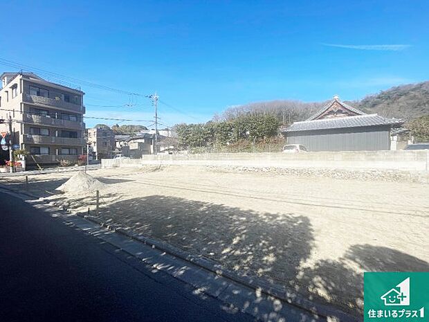 周辺は落ち着いた街並みの住宅地！子育てがしやすい住環境です！まだ未完成ですが、現地でしかわからない事もございます。是非一度ご覧ください。