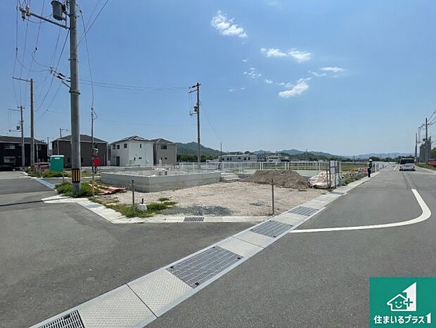 周辺は落ち着いた街並みの住宅地！子育てがしやすい住環境です！まだ未完成ですが、現地でしかわからない事もございます。是非一度ご覧ください。