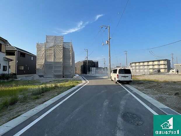 周辺は落ち着いた街並みの住宅地！子育てがしやすい住環境です！まだ未完成ですが、現地でしかわからない事もございます。是非一度ご覧ください。