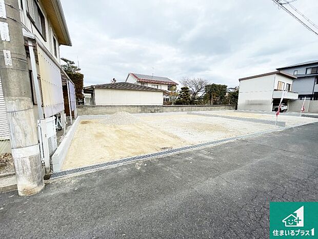 周辺は落ち着いた街並みの住宅地！子育てがしやすい住環境です！まだ未完成ですが、現地でしかわからない事もございます。是非一度ご覧ください。