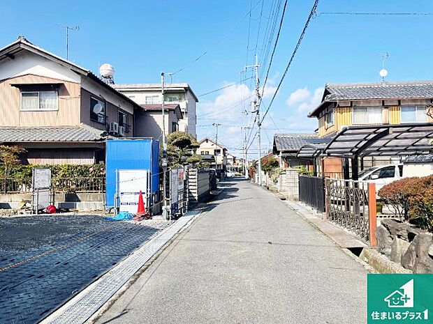 周辺は閑静な住宅街です。前面道路もしっかりと有りますので車の出し入れも安心ですよ！
