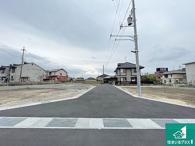 周辺は閑静な住宅街です。前面道路もしっかりと有りますので車の出し入れも安心ですよ！