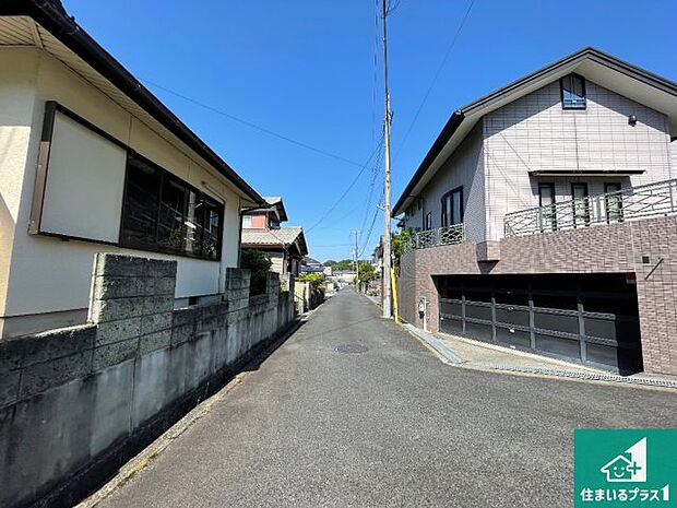 周辺は落ち着いた街並みの住宅地！子育てがしやすい住環境です！まだ未完成ですが、現地でしかわからない事もございます。是非一度ご覧ください。