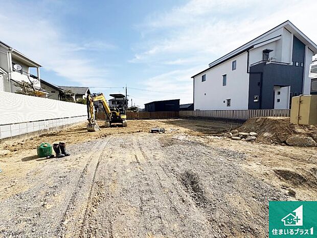 周辺は落ち着いた街並みの住宅地！子育てがしやすい住環境です！まだ未完成ですが、現地でしかわからない事もございます。是非一度ご覧ください。