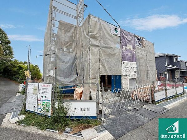 周辺は落ち着いた街並みの住宅地！子育てがしやすい住環境です！まだ未完成ですが、現地でしかわからない事もございます。是非一度ご覧ください。