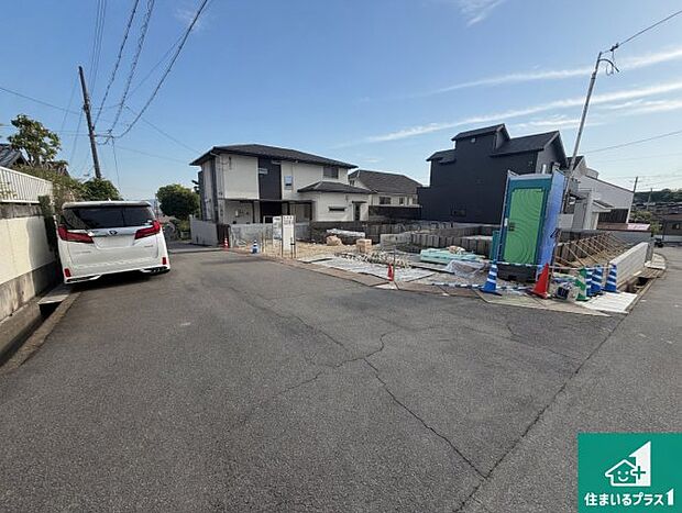 周辺は落ち着いた街並みの住宅地!子育てがしやすい住環境です!まだ未完成ですが、現地でしかわからない事もございます。是非一度ご覧ください。
