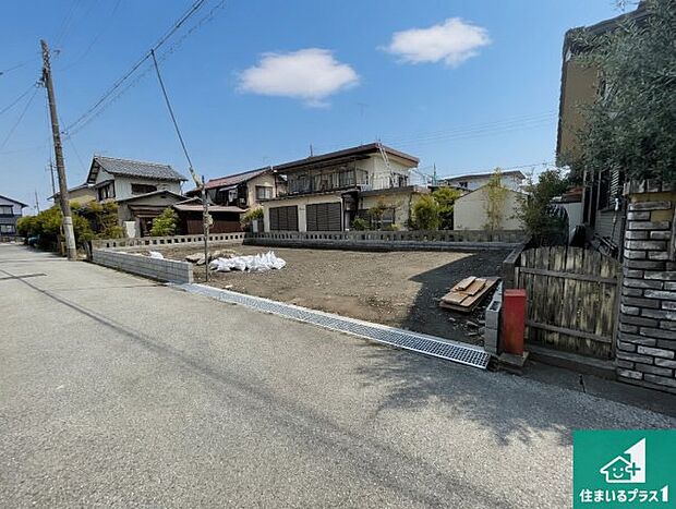 周辺は落ち着いた街並みの住宅地！子育てがしやすい住環境です！まだ未完成ですが、現地でしかわからない事もございます。是非一度ご覧ください。