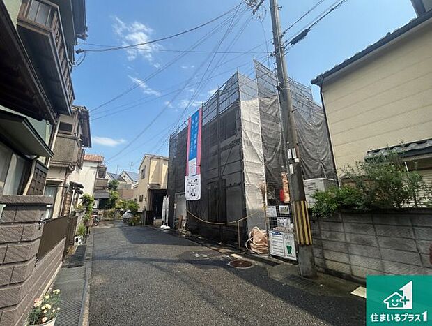 周辺は落ち着いた街並みの住宅地！子育てがしやすい住環境です！まだ未完成ですが、現地でしかわからない事もございます。是非一度ご覧ください。