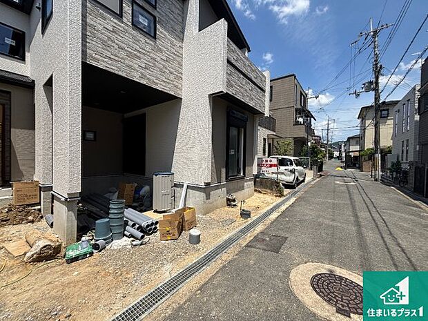 周辺は落ち着いた街並みの住宅地！子育てがしやすい住環境です！まだ未完成ですが、現地でしかわからない事もございます。是非一度ご覧ください。