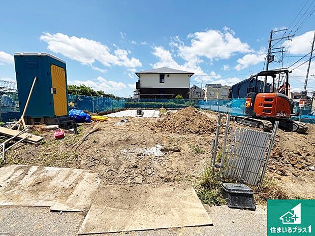 周辺は落ち着いた街並みの住宅地！子育てがしやすい住環境です！まだ未完成ですが、現地でしかわからない事もございます。是非一度ご覧ください。