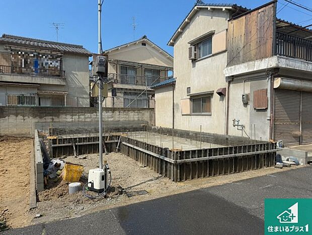 周辺は落ち着いた街並みの住宅地！子育てがしやすい住環境です！まだ未完成ですが、現地でしかわからない事もございます。是非一度ご覧ください。