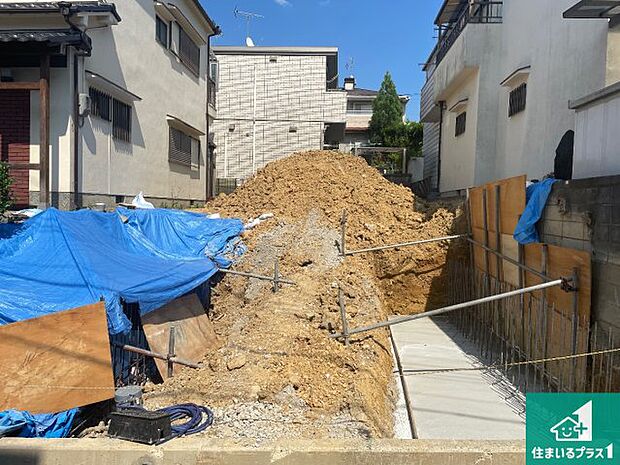 周辺は落ち着いた街並みの住宅地！子育てがしやすい住環境です！まだ未完成ですが、現地でしかわからない事もございます。是非一度ご覧ください。