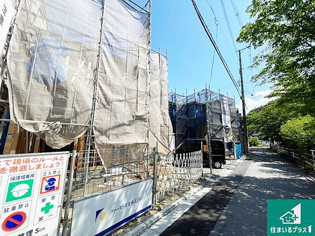 周辺は閑静な住宅街です。前面道路もしっかりと有りますので車の出し入れも安心ですよ！