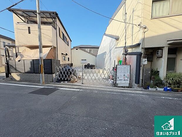 周辺は落ち着いた街並みの住宅地!子育てがしやすい住環境です!まだ未完成ですが、現地でしかわからない事もございます。是非一度ご覧ください。