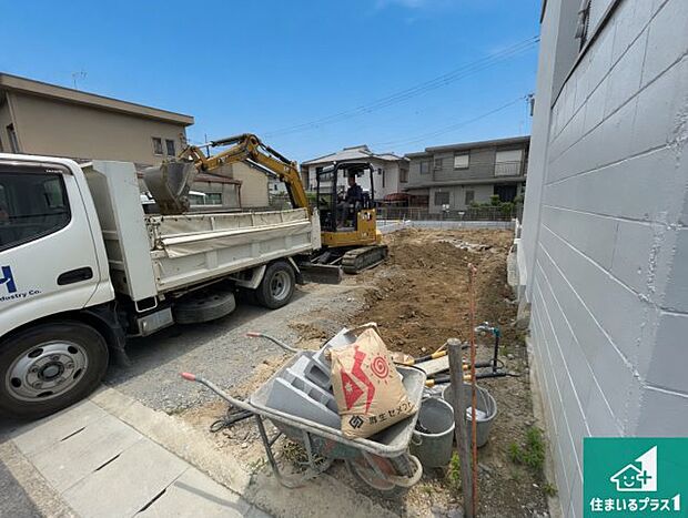 周辺は落ち着いた街並みの住宅地！子育てがしやすい住環境です！まだ未完成ですが、現地でしかわからない事もございます。是非一度ご覧ください。