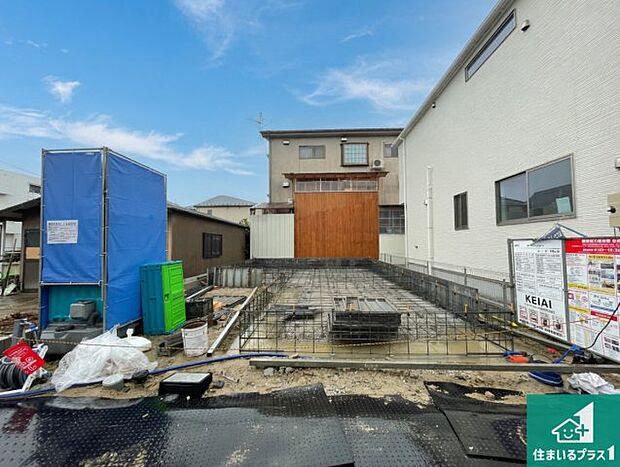 周辺は落ち着いた街並みの住宅地!子育てがしやすい住環境です!まだ未完成ですが、現地でしかわからない事もございます。是非一度ご覧ください。