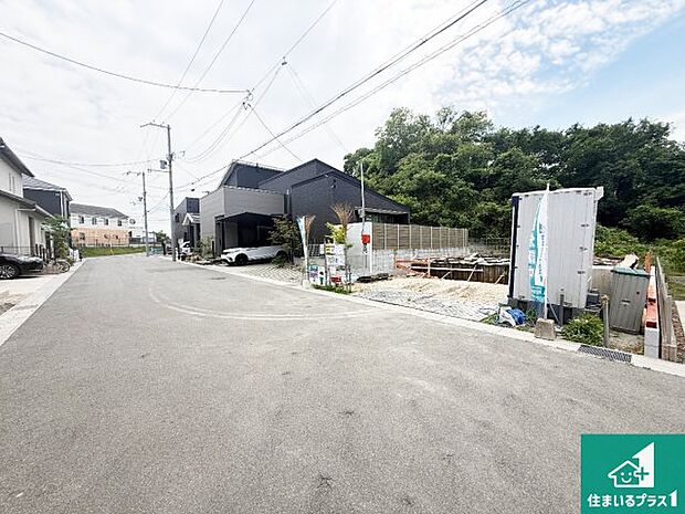 周辺は落ち着いた街並みの住宅地！子育てがしやすい住環境です！まだ未完成ですが、現地でしかわからない事もございます。是非一度ご覧ください。