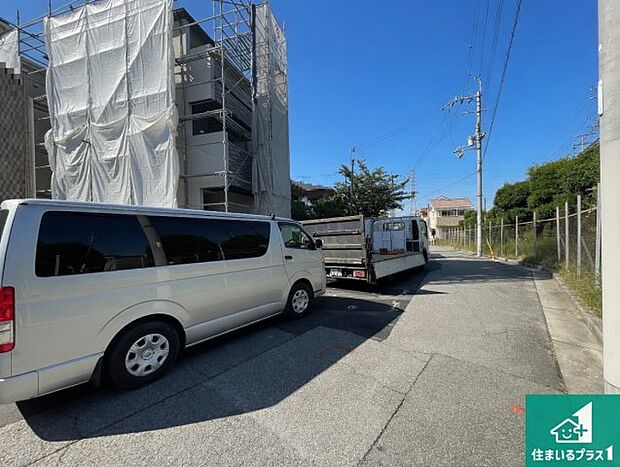 周辺は落ち着いた街並みの住宅地！子育てがしやすい住環境です！まだ未完成ですが、現地でしかわからない事もございます。是非一度ご覧ください。