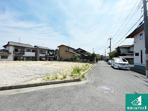 周辺は閑静な住宅街です。前面道路もしっかりと有りますので車の出し入れも安心ですよ！