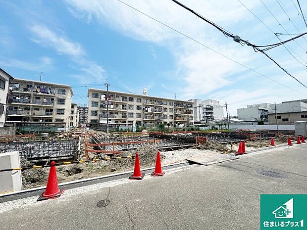 周辺は落ち着いた街並みの住宅地！子育てがしやすい住環境です！まだ未完成ですが、現地でしかわからない事もございます。是非一度ご覧ください。