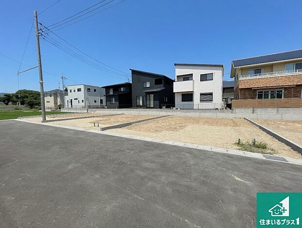 周辺は落ち着いた街並みの住宅地！子育てがしやすい住環境です！まだ未完成ですが、現地でしかわからない事もございます。是非一度ご覧ください。