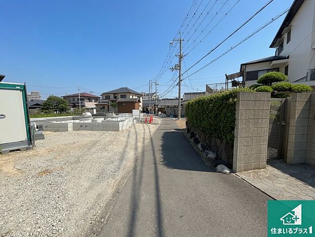 周辺は落ち着いた街並みの住宅地！子育てがしやすい住環境です！まだ未完成ですが、現地でしかわからない事もございます。是非一度ご覧ください。