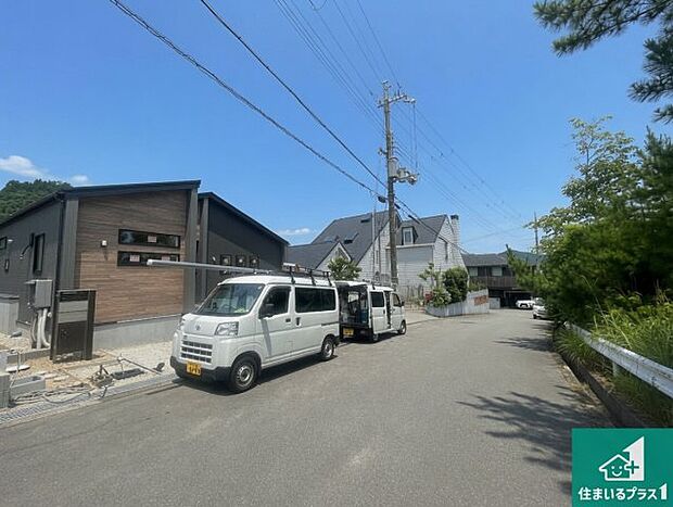 周辺は落ち着いた街並みの住宅地!子育てがしやすい住環境です!まだ未完成ですが、現地でしかわからない事もございます。是非一度ご覧ください。