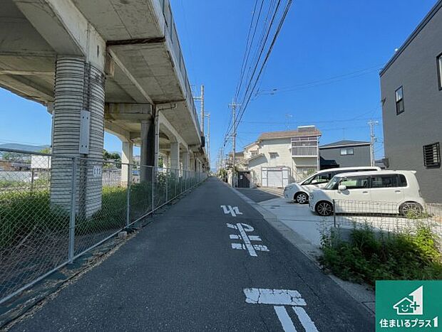 周辺は落ち着いた街並みの住宅地！子育てがしやすい住環境です！まだ未完成ですが、現地でしかわからない事もございます。是非一度ご覧ください。
