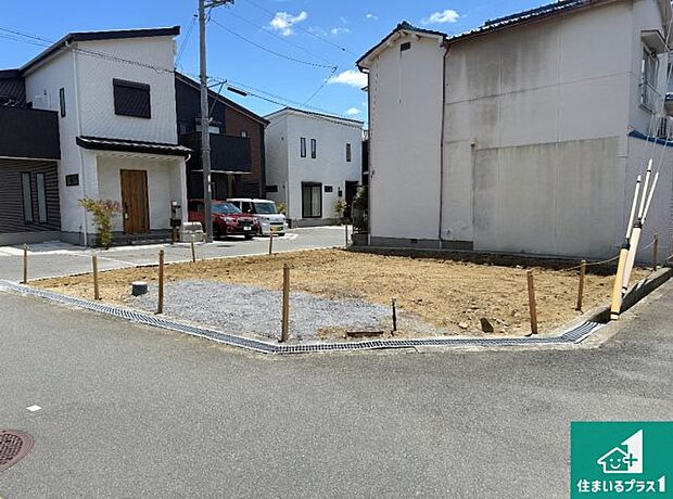 周辺は落ち着いた街並みの住宅地！子育てがしやすい住環境です！まだ未完成ですが、現地でしかわからない事もございます。是非一度ご覧ください。